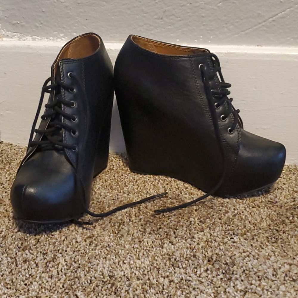 Soda size 8 lace up wedges